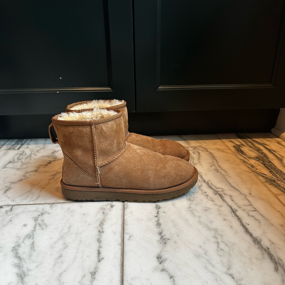 WOMENS UGGS. Size 9.